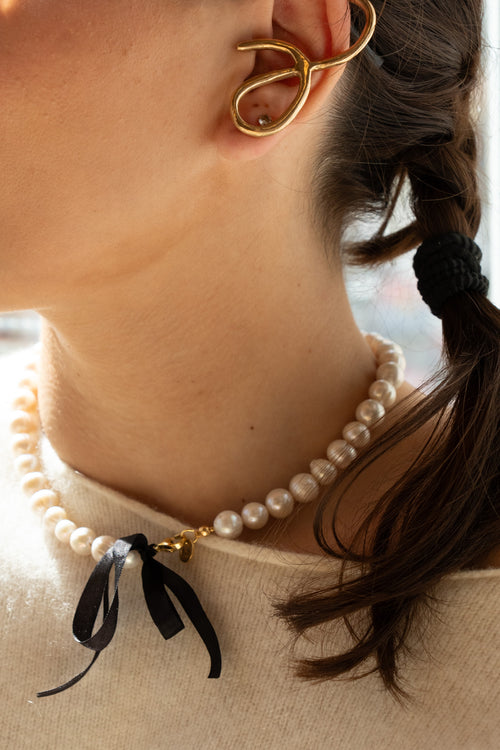 Bow pearl choker
